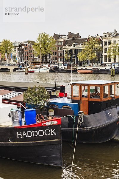 Hausboote auf dem Fluss Amstel  Amsterdam  Niederlande  Europa