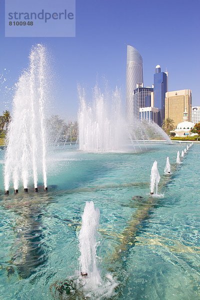 Abu Dhabi  Hauptstadt  Springbrunnen  Brunnen  Fontäne  Fontänen  Vereinigte Arabische Emirate  VAE  modern  Architektur  Garten  Naher Osten  Zierbrunnen  Brunnen