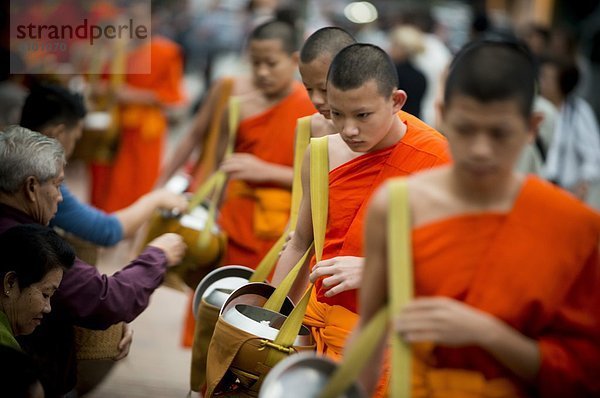 geben  Zeremonie  fünfstöckig  Buddhismus  Südostasien  Vietnam  Mönch  Asien  Laos  Luang Prabang