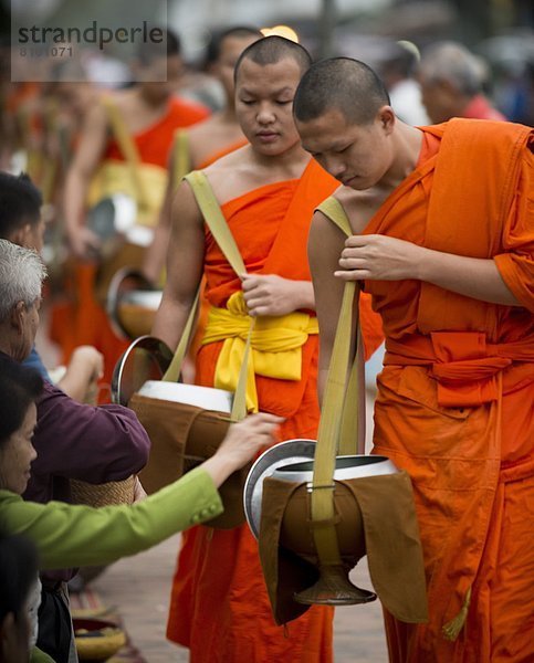 geben  Zeremonie  fünfstöckig  Buddhismus  Südostasien  Vietnam  Mönch  Asien  Laos  Luang Prabang