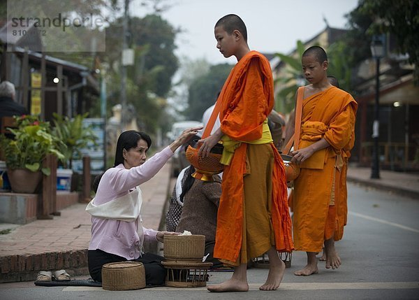 geben  Zeremonie  fünfstöckig  Buddhismus  Südostasien  Vietnam  Mönch  Asien  Laos  Luang Prabang