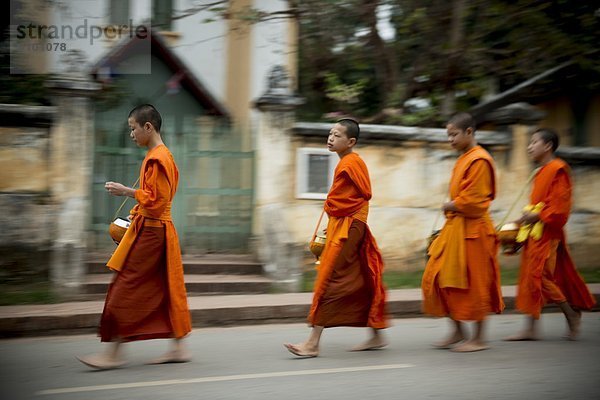 geben  Zeremonie  fünfstöckig  Buddhismus  Südostasien  Vietnam  Mönch  Asien  Laos  Luang Prabang