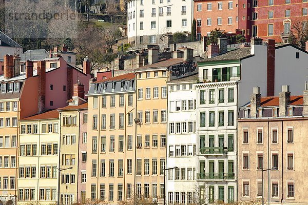 Frankreich  Europa  Gebäude  bunt  Fluss  Fassade  in die Augen sehen  ansehen  Angesicht zu Angesicht  gegenüber  typisch  Lyon