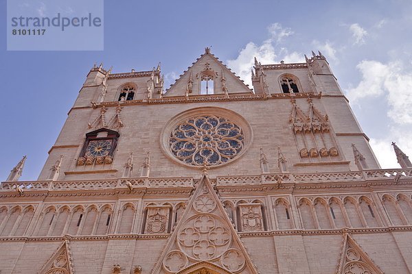 Frankreich  Europa  Kathedrale  frontal  Heiligtum  Jeans  Lyon  Westen