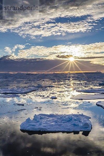 Sonnenuntergang  über  Eis  Eisberg  Antarktis