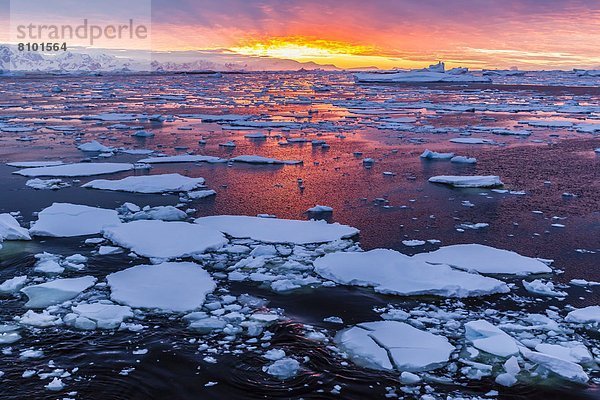Sonnenuntergang  über  Eis  Eisberg  Antarktis
