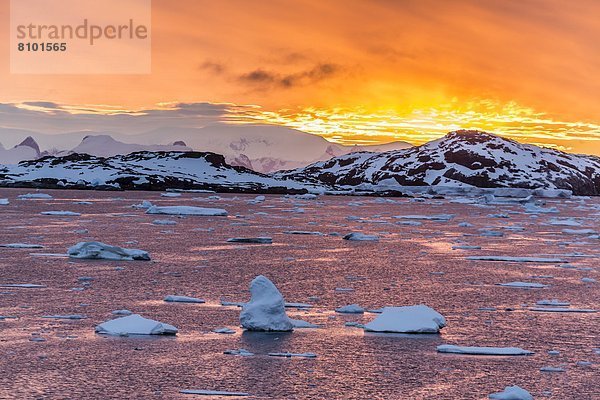 Sonnenuntergang  über  Eis  Eisberg  Antarktis