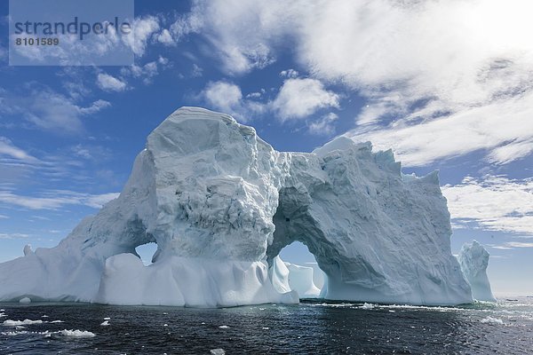 nahe  Eisberg  groß  großes  großer  große  großen  Brücke  Insel  Seitenansicht  Antarktis  Halbinsel