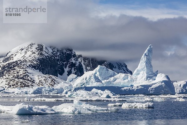 zwischen  inmitten  mitten  Eisberg  Meer  Eis  groß  großes  großer  große  großen  Insel  Seitenansicht  Antarktis  Halbinsel