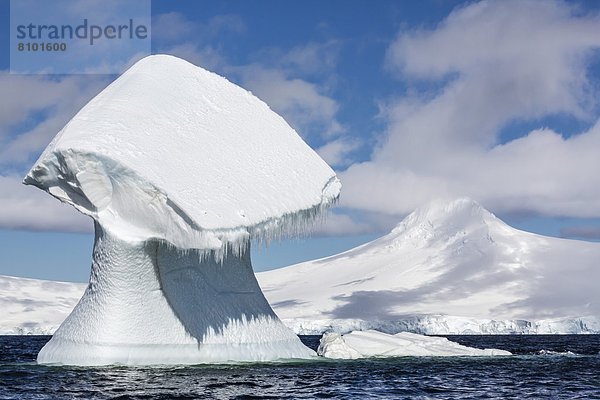 Eisberg  groß  großes  großer  große  großen  Form  Formen  Seitenansicht  Antarktis  Bucht  Halbinsel