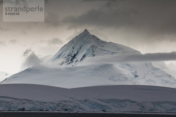 Hafen  Berg  Wolke  Dunkelheit  über  Gletscher  Antarktis  Forschung  Haltestelle  Haltepunkt  Station