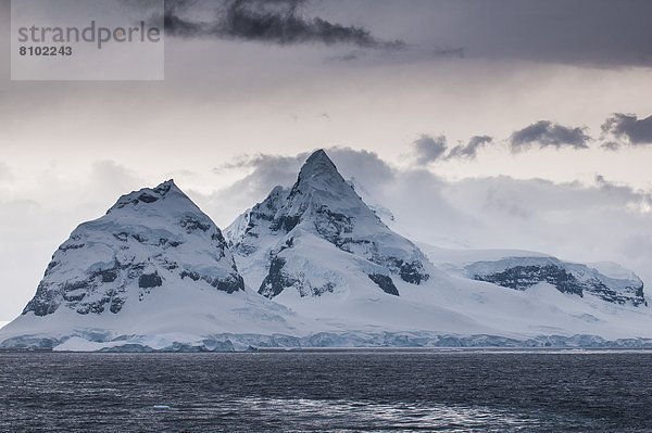 Hafen  Berg  Wolke  Dunkelheit  über  Gletscher  Antarktis  Forschung  Haltestelle  Haltepunkt  Station