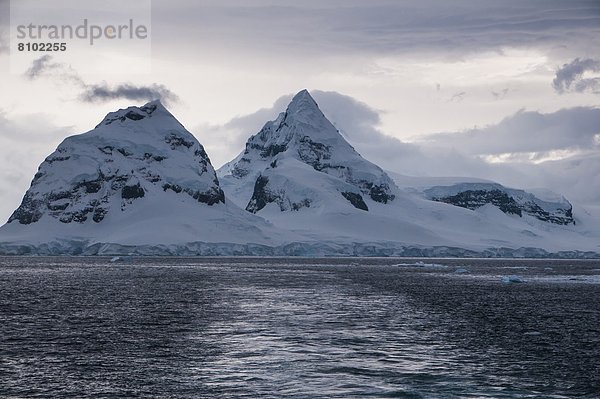 Hafen  Berg  Wolke  Dunkelheit  über  Gletscher  Antarktis  Forschung  Haltestelle  Haltepunkt  Station