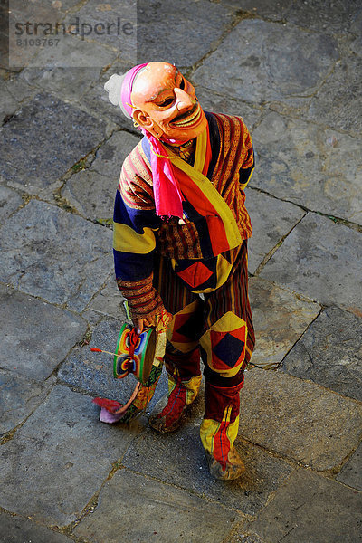 Ein Gaukler auf einem Klosterfest im Dzong von Jakar