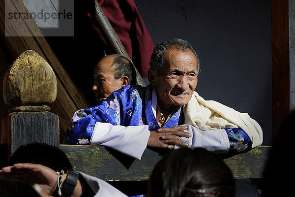 Zuschauer auf einem Klosterfest im Dzong von Jakar