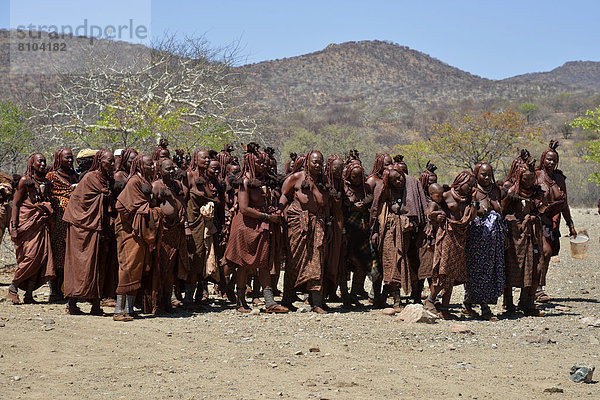 Trauernde Himba-Frauen bei einer Beerdigung