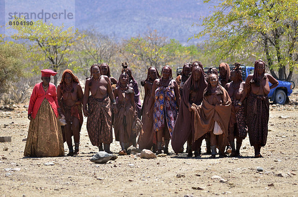 Trauernde Himba-Frauen bei einer Beerdigung