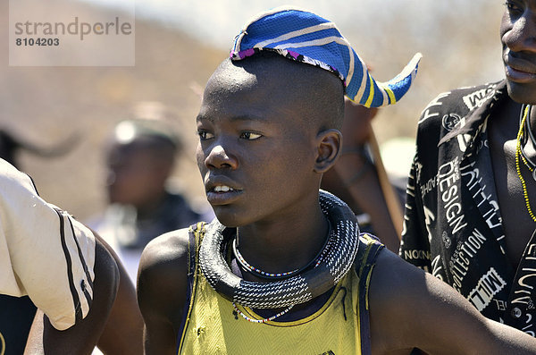 Junger Himba mit traditionellem Kopfschmuck  Kappe in Form eines Rinderhorns