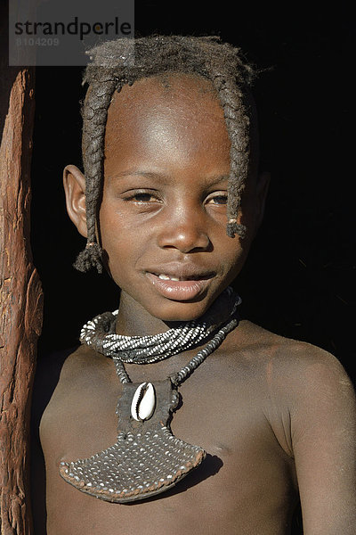 Himba-Mädchen an der Tür seiner Hütte  Porträt