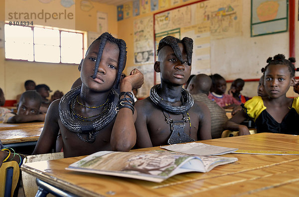 Himba-Schülerinnen in einem Klassenraum der Omohanga Primary School  Himba-Schule