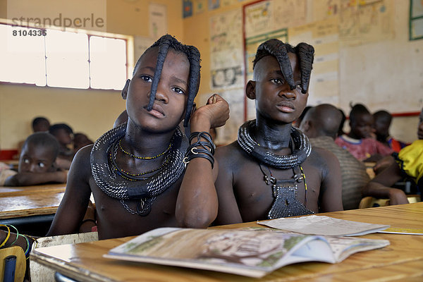Himba-Schülerinnen in einem Klassenraum der Omohanga Primary School  Himba-Schule