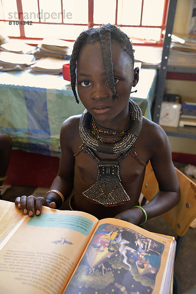 Himba-Schülerin in einem Klassenraum der Omohanga Primary School  Himba-Schule