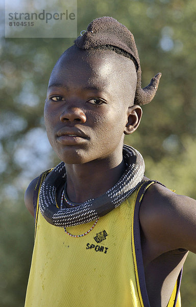 Junger Himba mit traditionellem Kopfschmuck