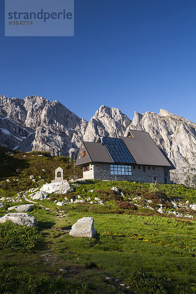 Berghütte Rifugio Garelli  hinten die Nordfront des Punta Marguareis