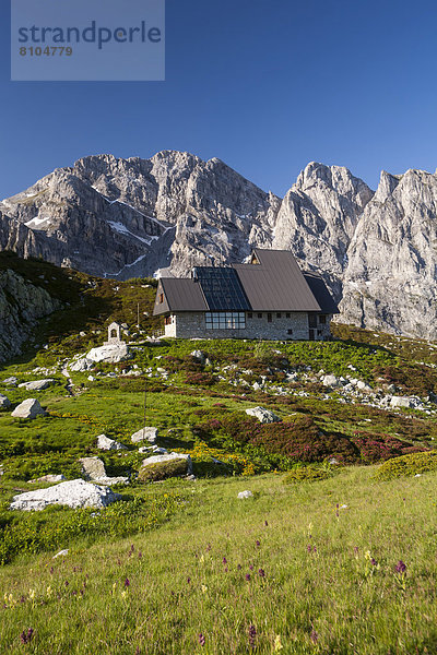 Berghütte Rifugio Garelli  hinten die Nordfront des Punta Marguareis