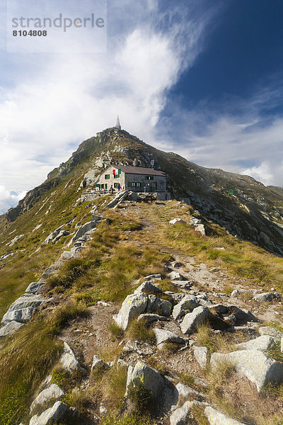 Rifugio Mombarone  hinten der Gipfel des Mombarone  Colma di Mombarone