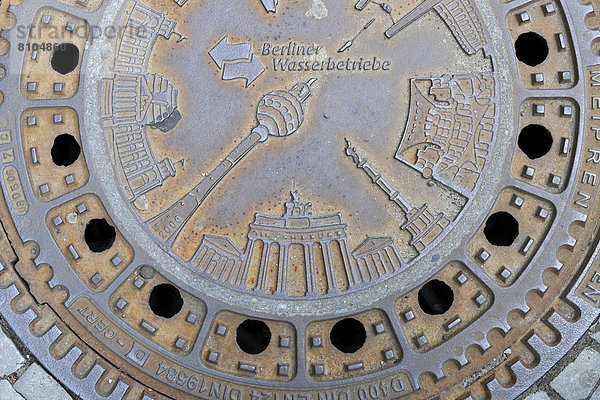 Diverse Berliner Wahrzeichen wie Brandenburger Tor  Fernsehturm  Reichstag  Siegessäule auf Gullideckel  Kanaldeckel der Berliner Wasserbetriebe