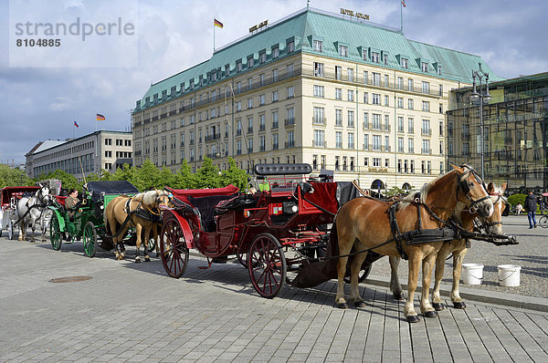 Fiaker  Pferdekutschen für Touristen vor Hotel Adlon  Pariser Platz