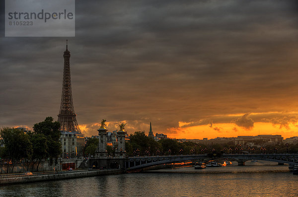 Eiffelturm  Seine und Brücke Pont Alexandre III