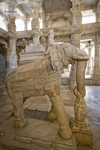 Skulptur  Mann reitet auf Elefant  Marmortempel  Tempel der Jain-Religion  Adinatha-Tempel
