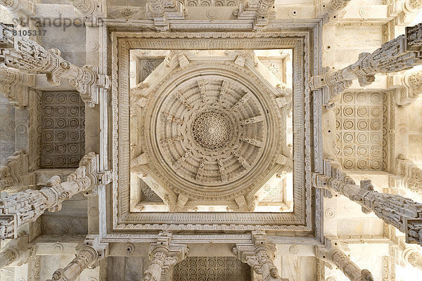 Innenhalle mit kunstvoll verzierten Säulen und Decken im Marmortempel  Tempel der Jain-Religion  Adinatha-Tempel