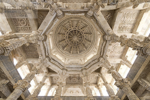 Innenhalle mit kunstvoll verzierten Säulen und Decken  Marmortempel  Tempel der Jain-Religion  Adinatha-Tempel