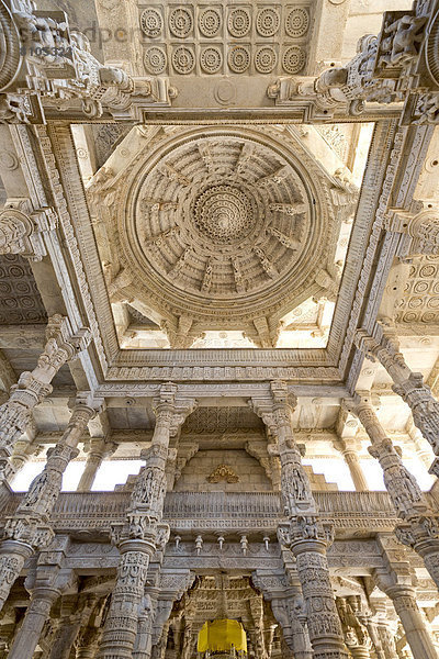 Innenhalle mit kunstvoll verzierten Säulen und Decken im Marmortempel  Tempel der Jain-Religion  Adinatha-Tempel