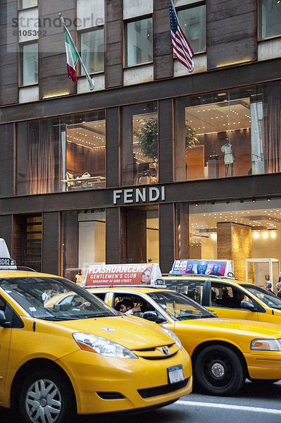 Vereinigte Staaten von Amerika  USA  gelb  frontal  New York City  Taxi  Laden  Allee  Midtown Manhattan