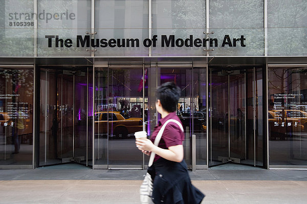 Vereinigte Staaten von Amerika  USA  passen  Tourist  Kunst  frontal  Museum  New York City  Manhattan  modern