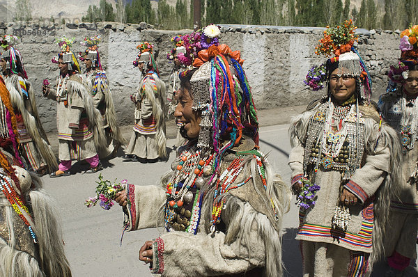 aufmachen  Frau  halten  Sport  Fest  festlich  tanzen  Kultur  2  Festival  Ethnisches Erscheinungsbild  Ladakh  Parade  September  Jahr