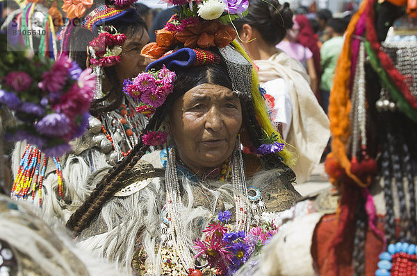 aufmachen  Frau  halten  Sport  Fest  festlich  tanzen  Kultur  2  Festival  Ethnisches Erscheinungsbild  Ladakh  Parade  September  Jahr