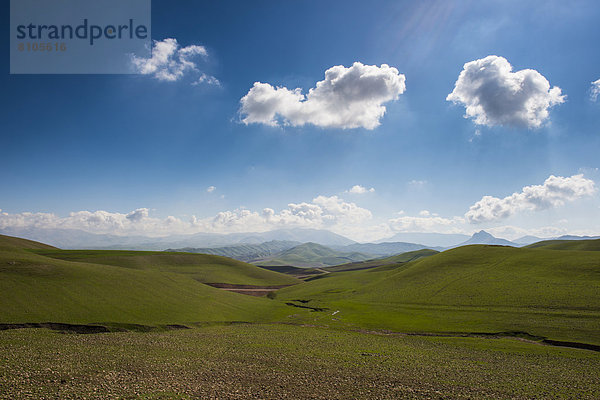 Grüne Hügellandschaft  an der Grenze zum Iran