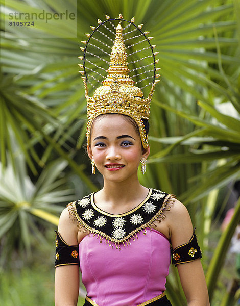 Junge Frau in traditionellem Kostüm  Sukhothai-Stil