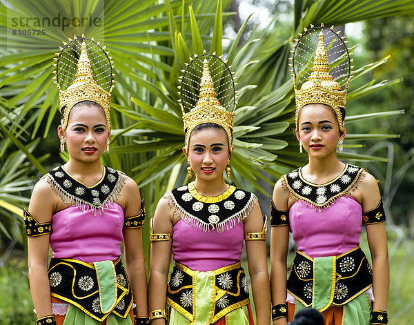 Drei junge Frauen in traditionellem Kostüm  Sukhothai-Stil