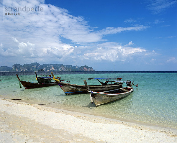 Longtailboote am Strand Phra Nang Beach
