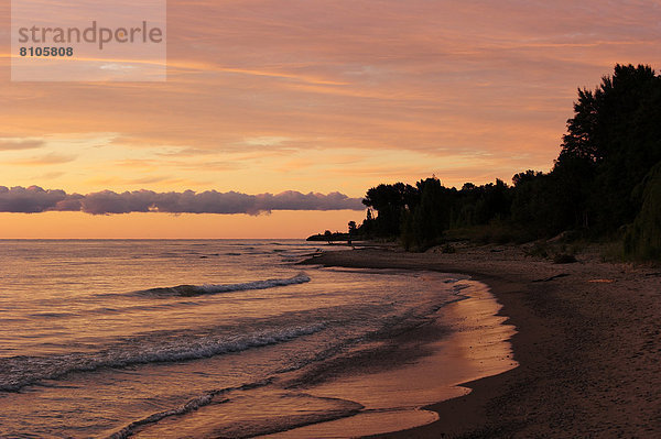 Die Küste mit Sonnenuntergang über dem Lake Huron