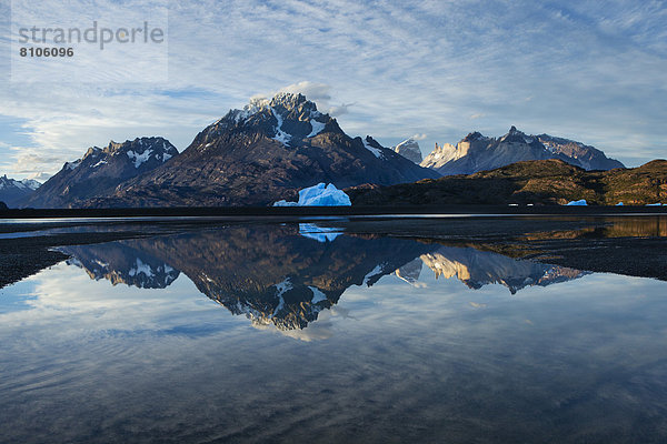 Gletscher Grey  Berge Cumbre Principal 3050m  Cumbre Central 2730m  Gletschersee Lago Grey  Abendlicht