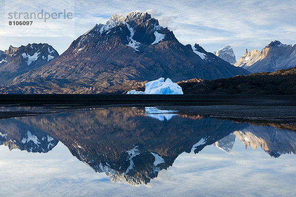 Lago Grey mit den Bergen Cerro Paine Grande  3050m  und Cumbre Central  2730m  im Abendlicht