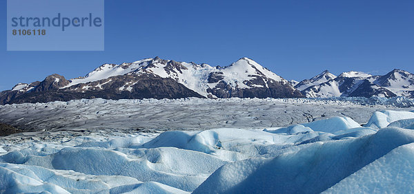 Grey-Gletscher  Gletscherzunge mit den umgebenden Bergen