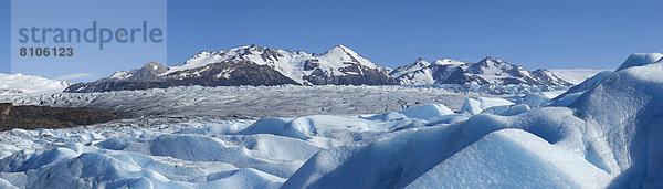 Grey-Gletscher  Gletscherzunge mit umgebenden Bergen